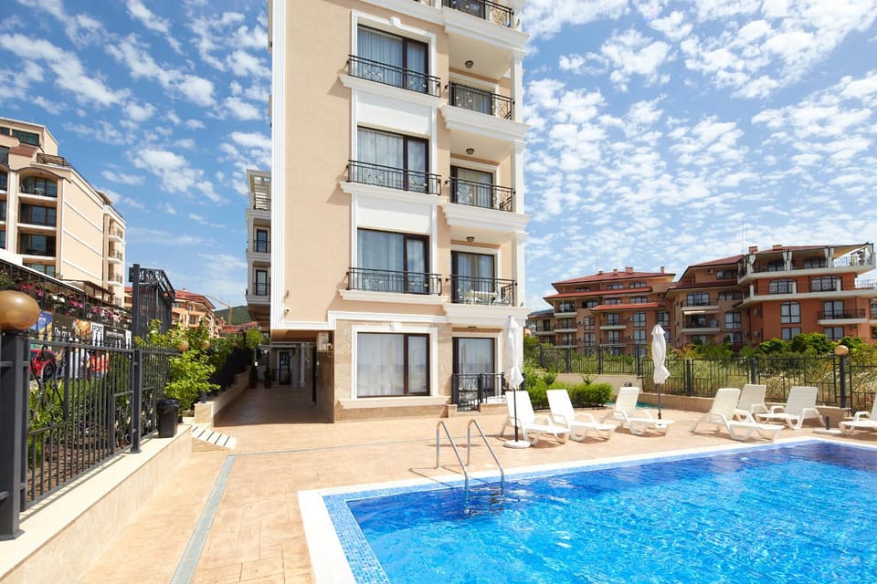Property building, Patio, Day, Pool view, Swimming pool, sunbed
