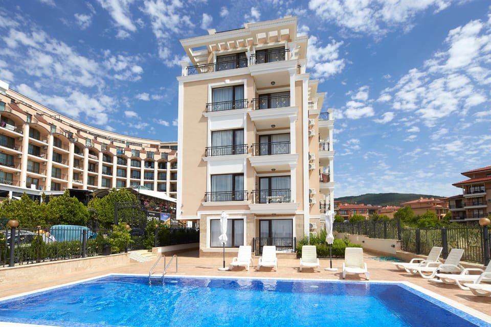 Property building, Patio, Day, Pool view, Swimming pool, Swimming pool, sunbed