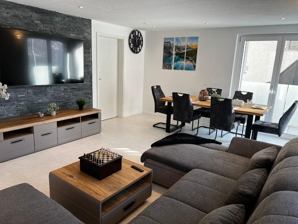 TV and multimedia, Living room, Seating area, Dining area