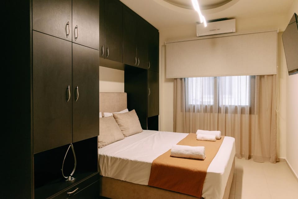 Bed, Photo of the whole room, Bedroom, wardrobe, air conditioner