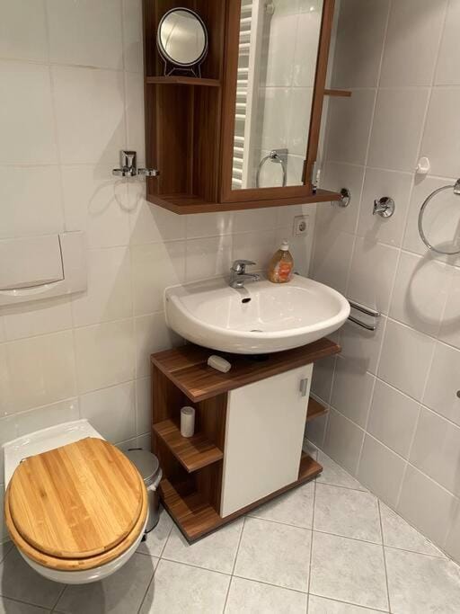 2 Schlaf- & 2 Badezimmer - direkte Busverbindung bis Köln Hbf, Messe Apartment in Leverkusen