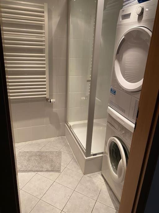 2 Schlaf- & 2 Badezimmer - direkte Busverbindung bis Köln Hbf, Messe Apartment in Leverkusen