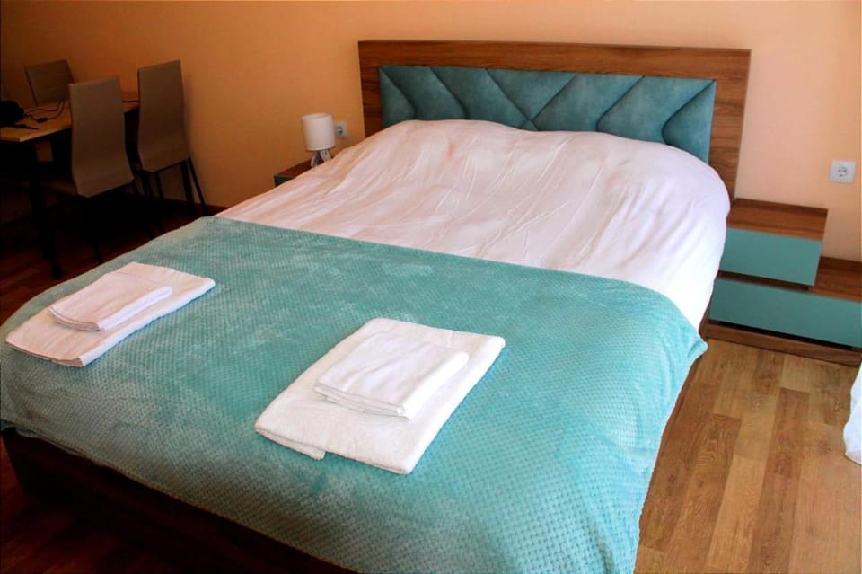 Bed, Bedroom, towels