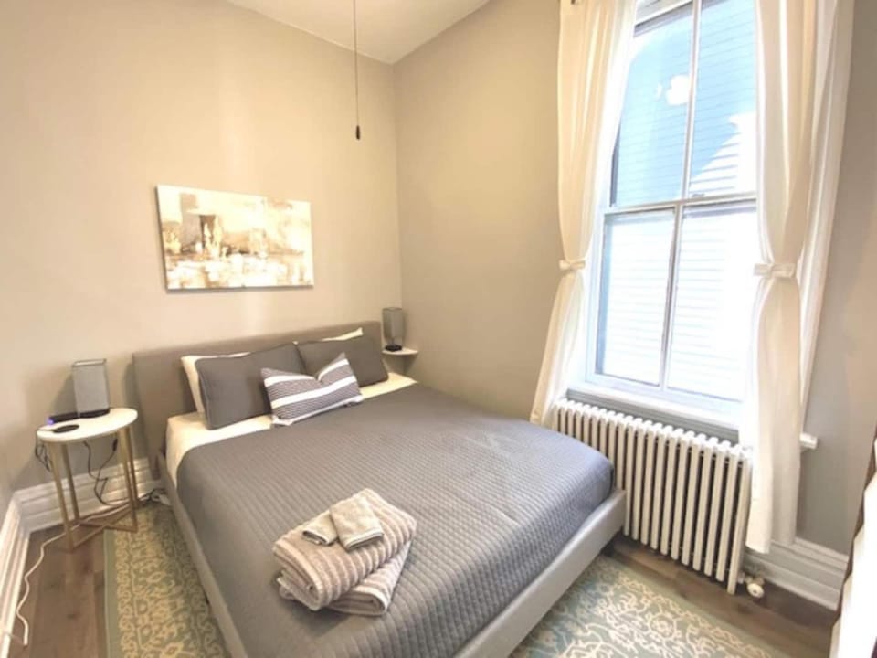 Lakeview Hideaway 3BR Walk to Wrigley Sleeps 8 Apartment in Chicago