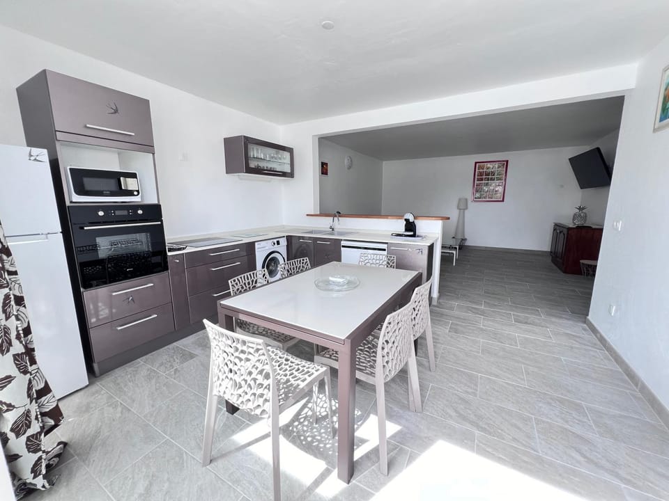 Kitchen or kitchenette, Dining area, oven, stove