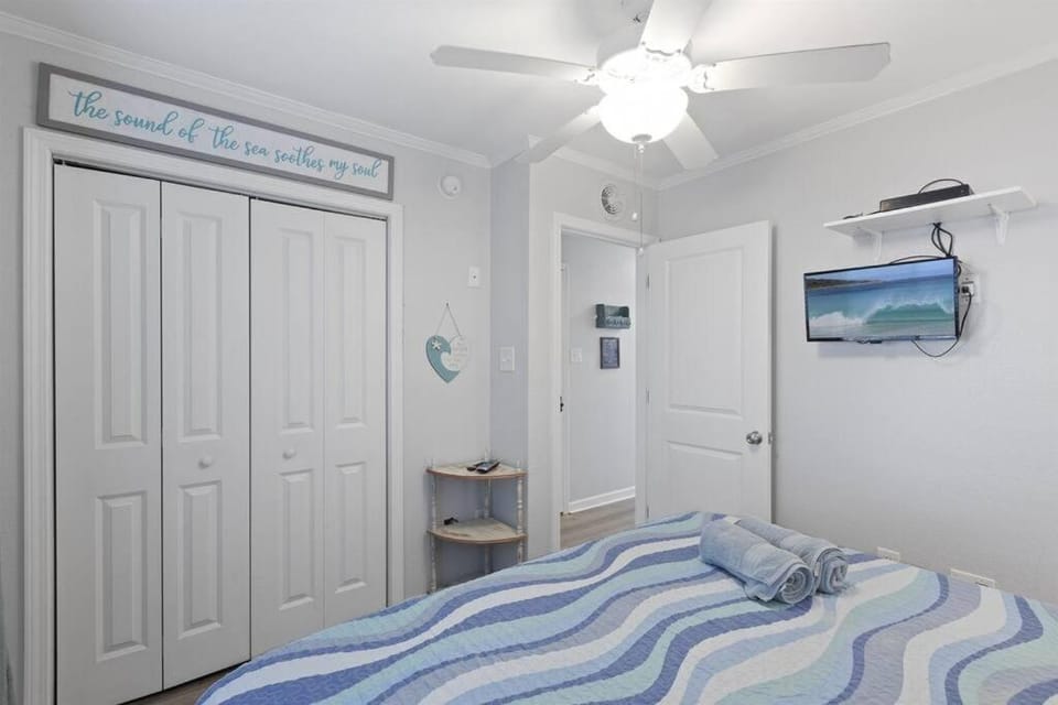 By The Sea: Gorgeous ocean views with balcony! Apartment in North Topsail Beach