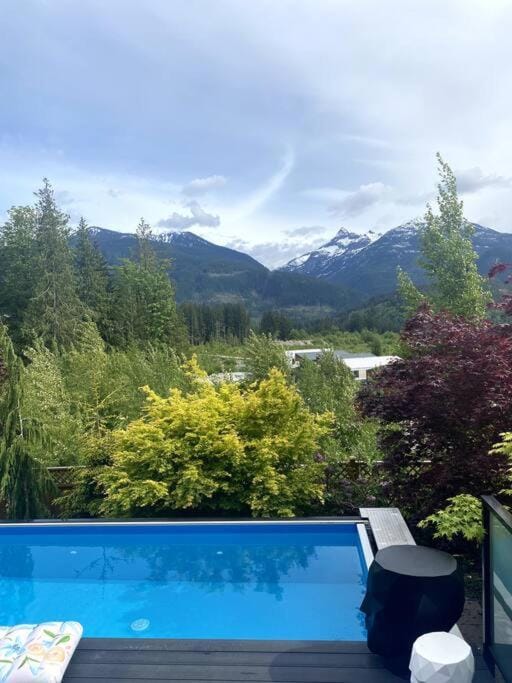 Mountain Serenity Meets Luxury House in Squamish