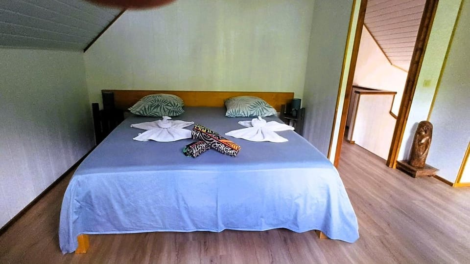 Photo of the whole room, Bedroom, towels