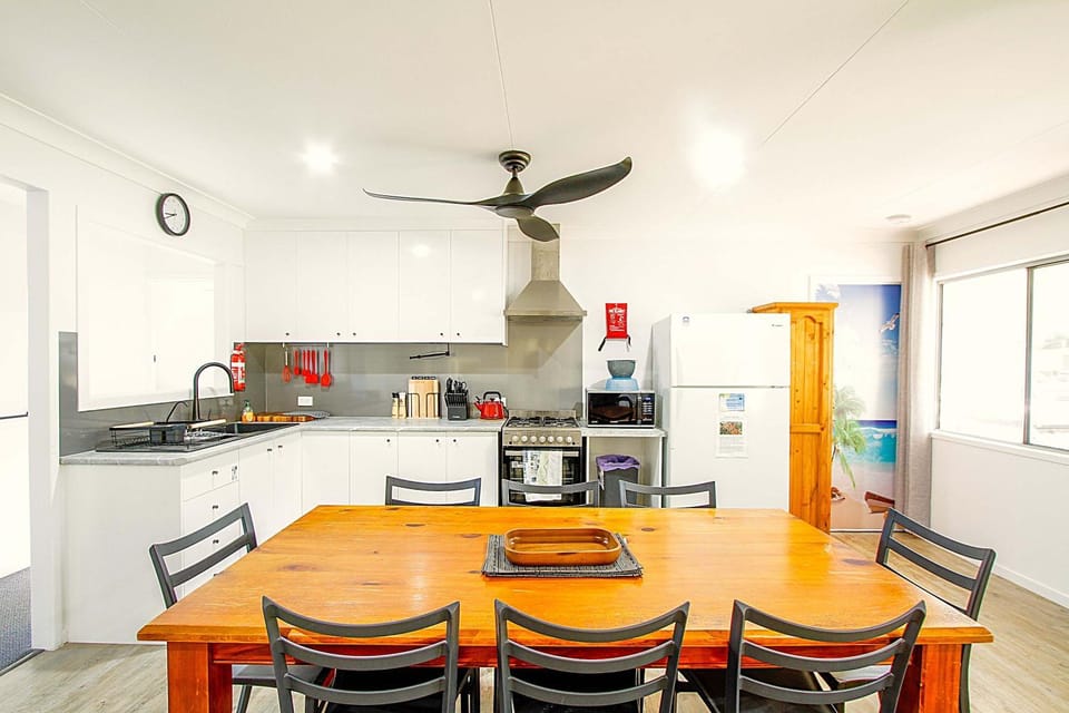 Kitchen or kitchenette, Dining area, oven, stove