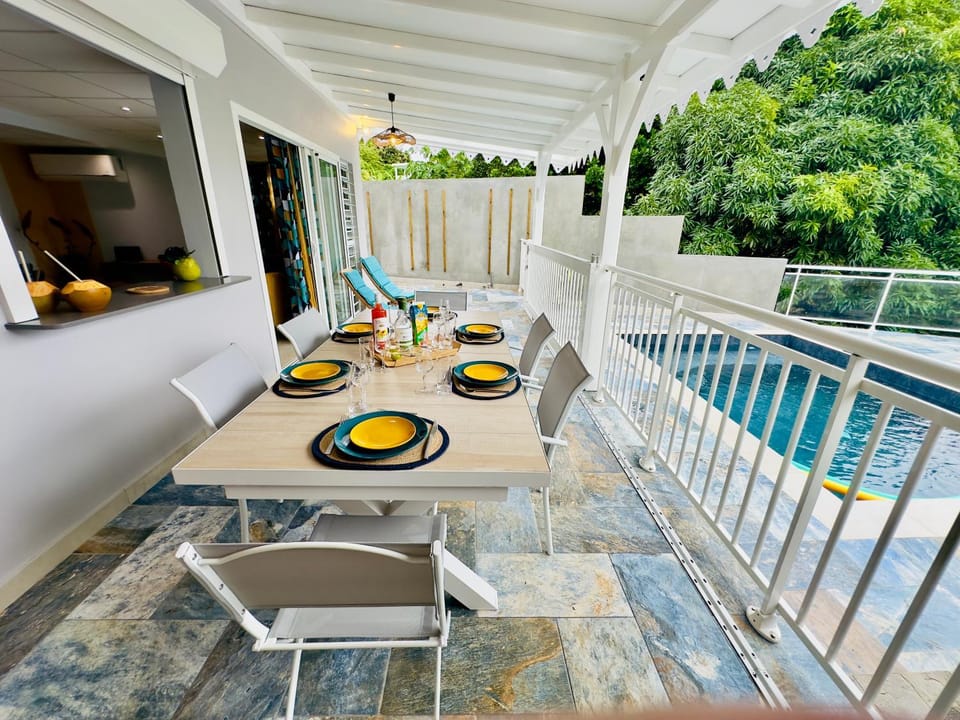 Balcony/Terrace, Dining area, Pool view