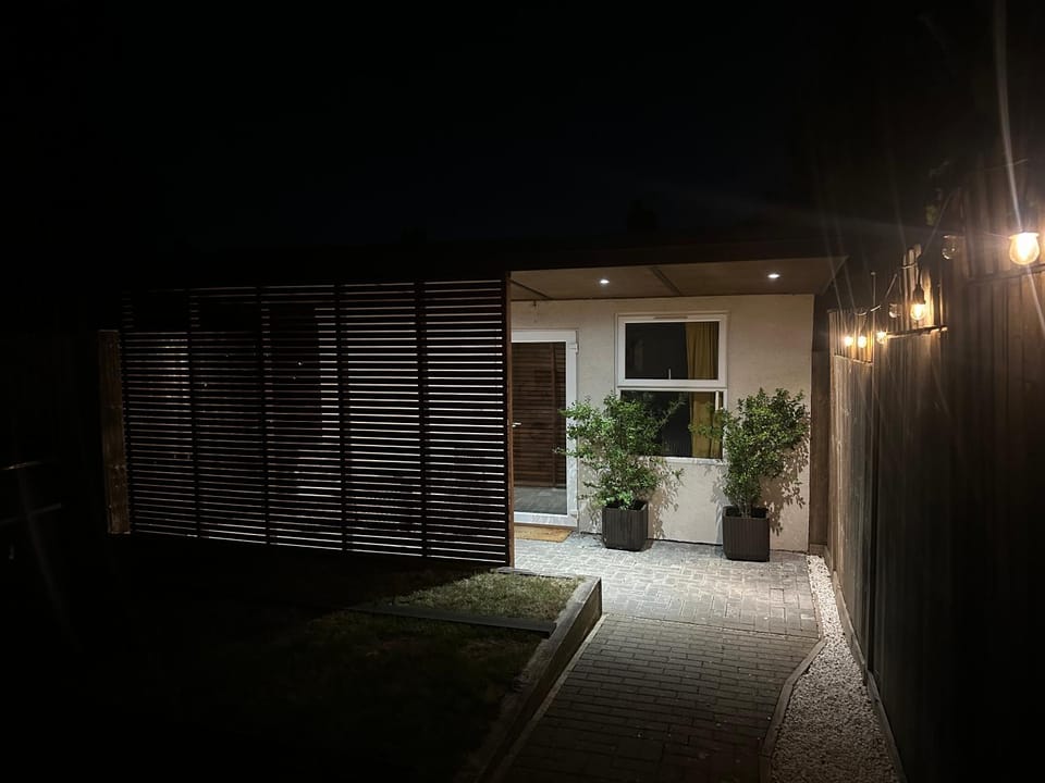 Cosy, self-contained guest house Apartment in Croydon