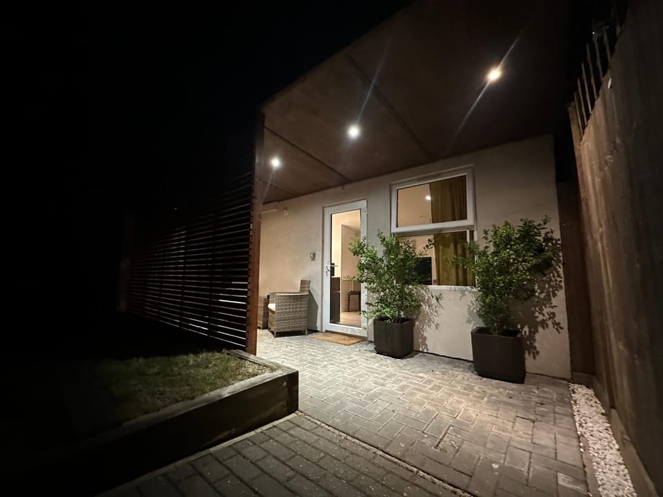 Cosy, self-contained guest house Apartment in Croydon