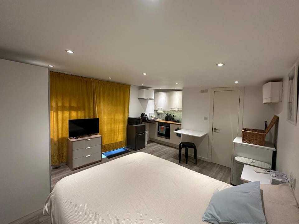 Bed, TV and multimedia, Kitchen or kitchenette, Bedroom, wardrobe