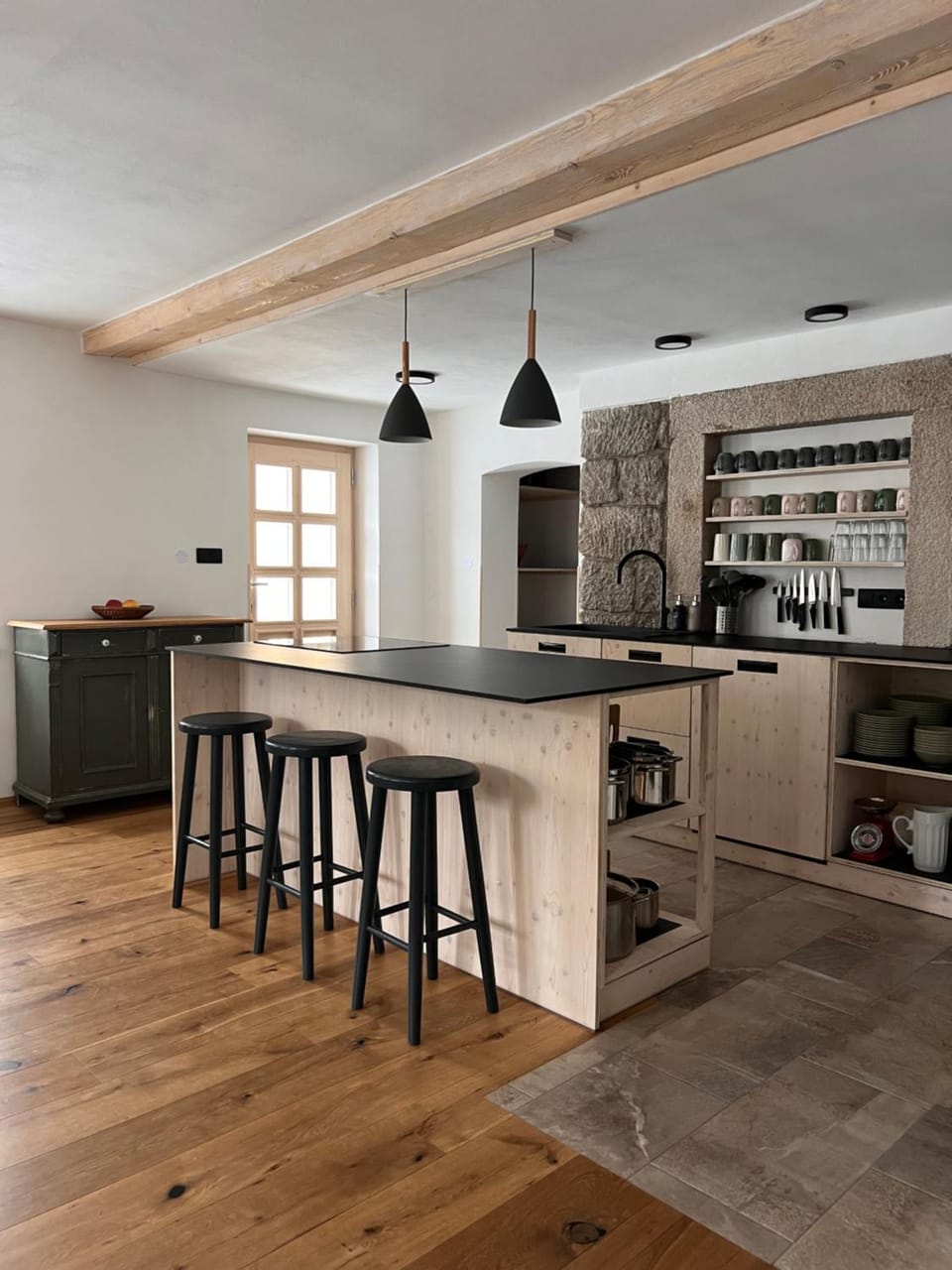 Kitchen or kitchenette, Seating area, dishwasher, oven