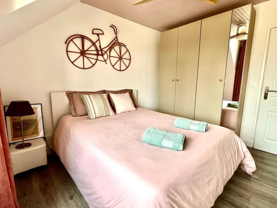 Bed, Photo of the whole room, Bedroom, towels, wardrobe