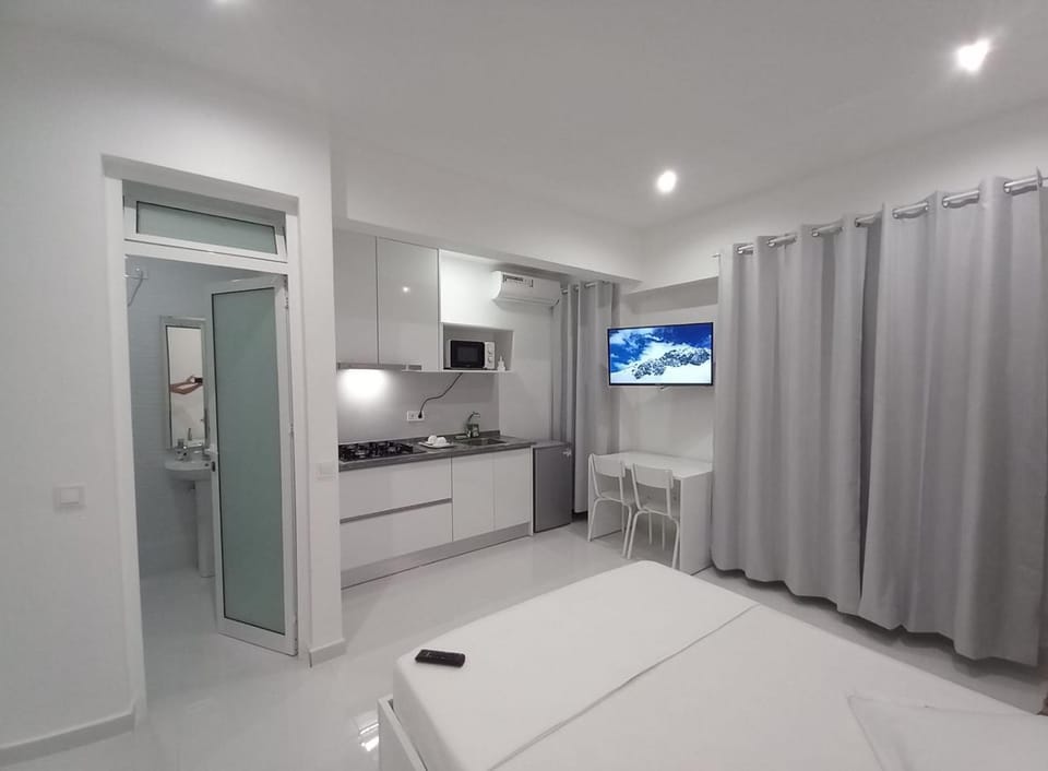 Bed, TV and multimedia, Kitchen or kitchenette, minibar, stove