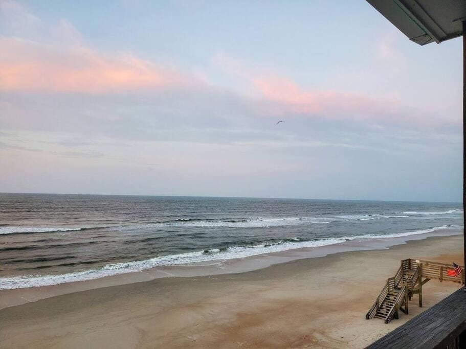 The Lookout: Tranquil Beachfront Condo Apartment in North Topsail Beach