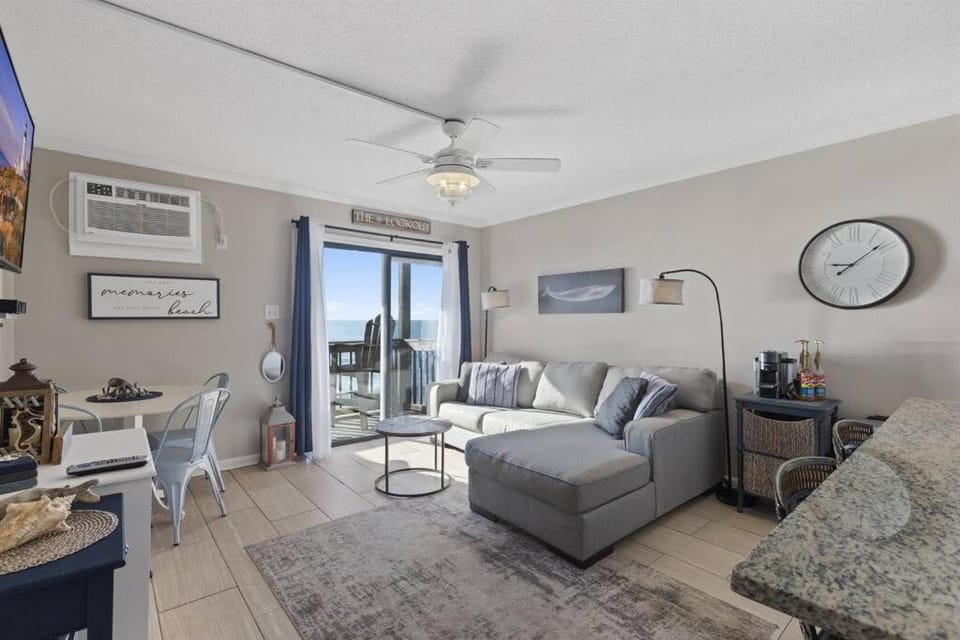 The Lookout: Tranquil Beachfront Condo Apartment in North Topsail Beach
