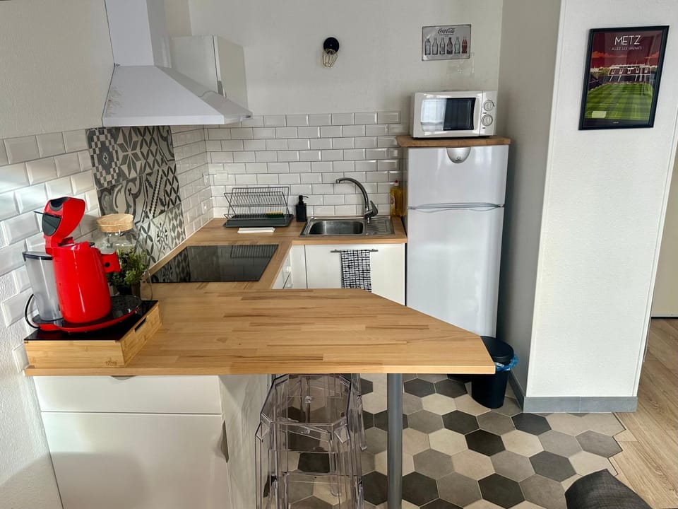 Coffee/tea facilities, Kitchen or kitchenette, minibar, stove