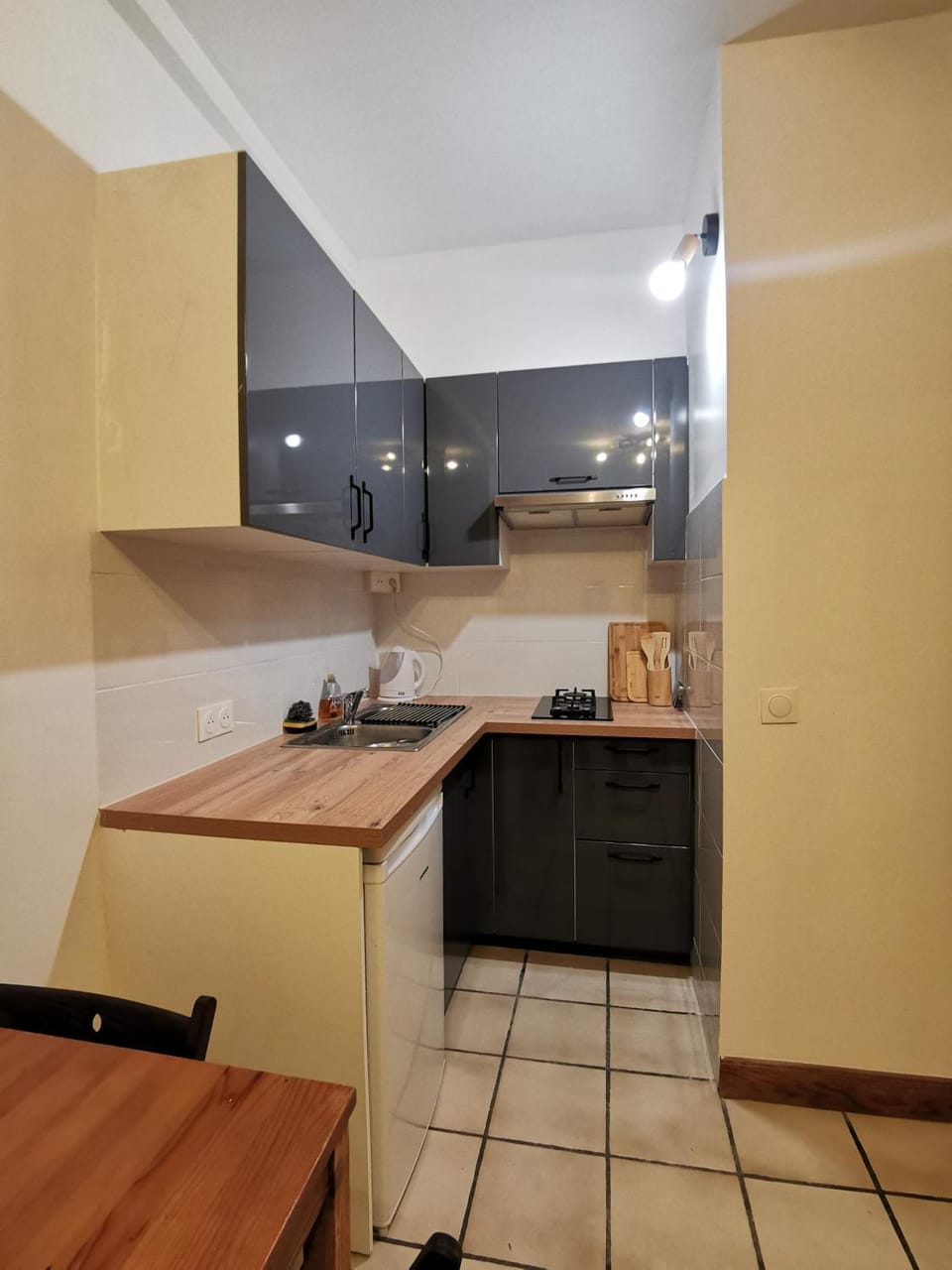 Kitchen or kitchenette, minibar, stove