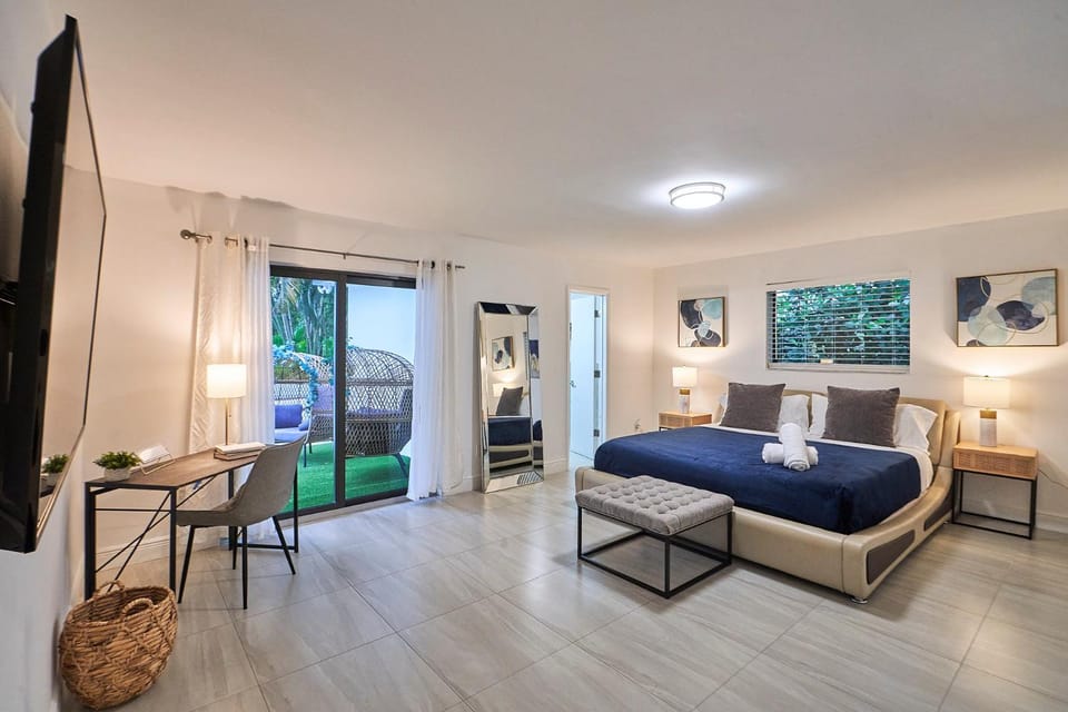 Bed, Photo of the whole room, Bedroom