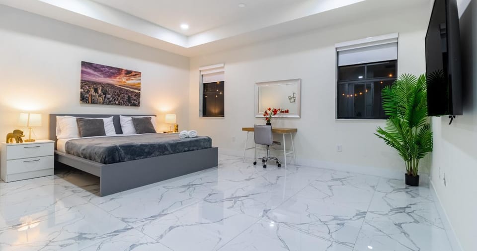 Bed, TV and multimedia, Photo of the whole room, Bedroom