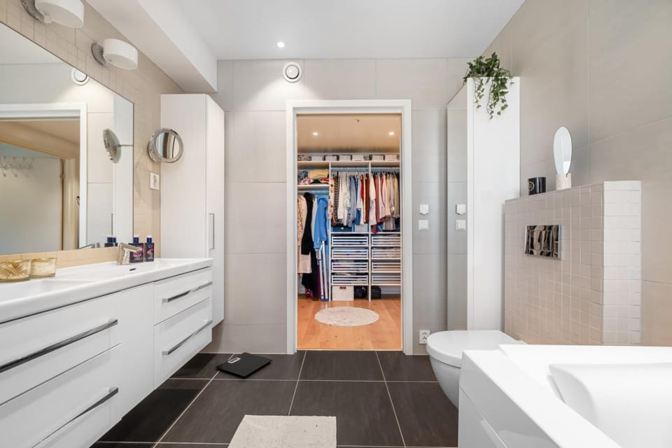 Bathroom, Bedroom, towels, wardrobe