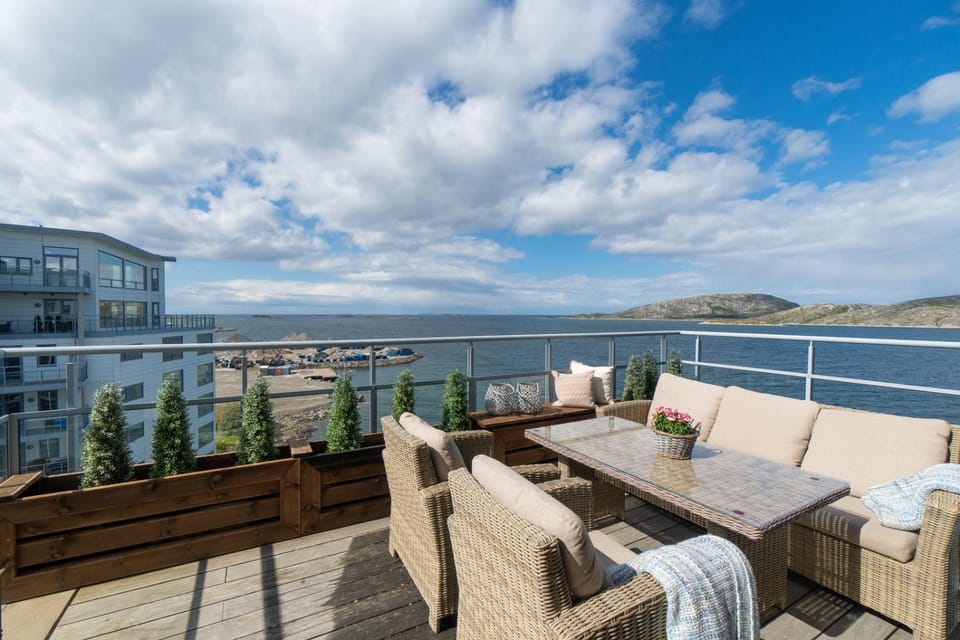 Patio, Day, View (from property/room), Balcony/Terrace, Seating area, Dining area, Mountain view, Sea view