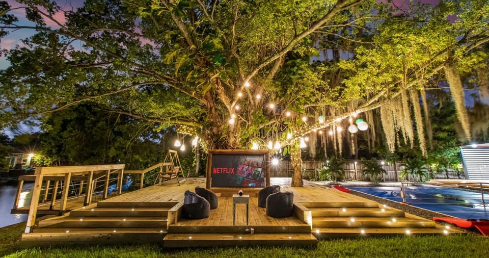 Communal lounge/ TV room, Night, Natural landscape, Garden, Evening entertainment, Garden view, Pool view, Swimming pool, sunbed