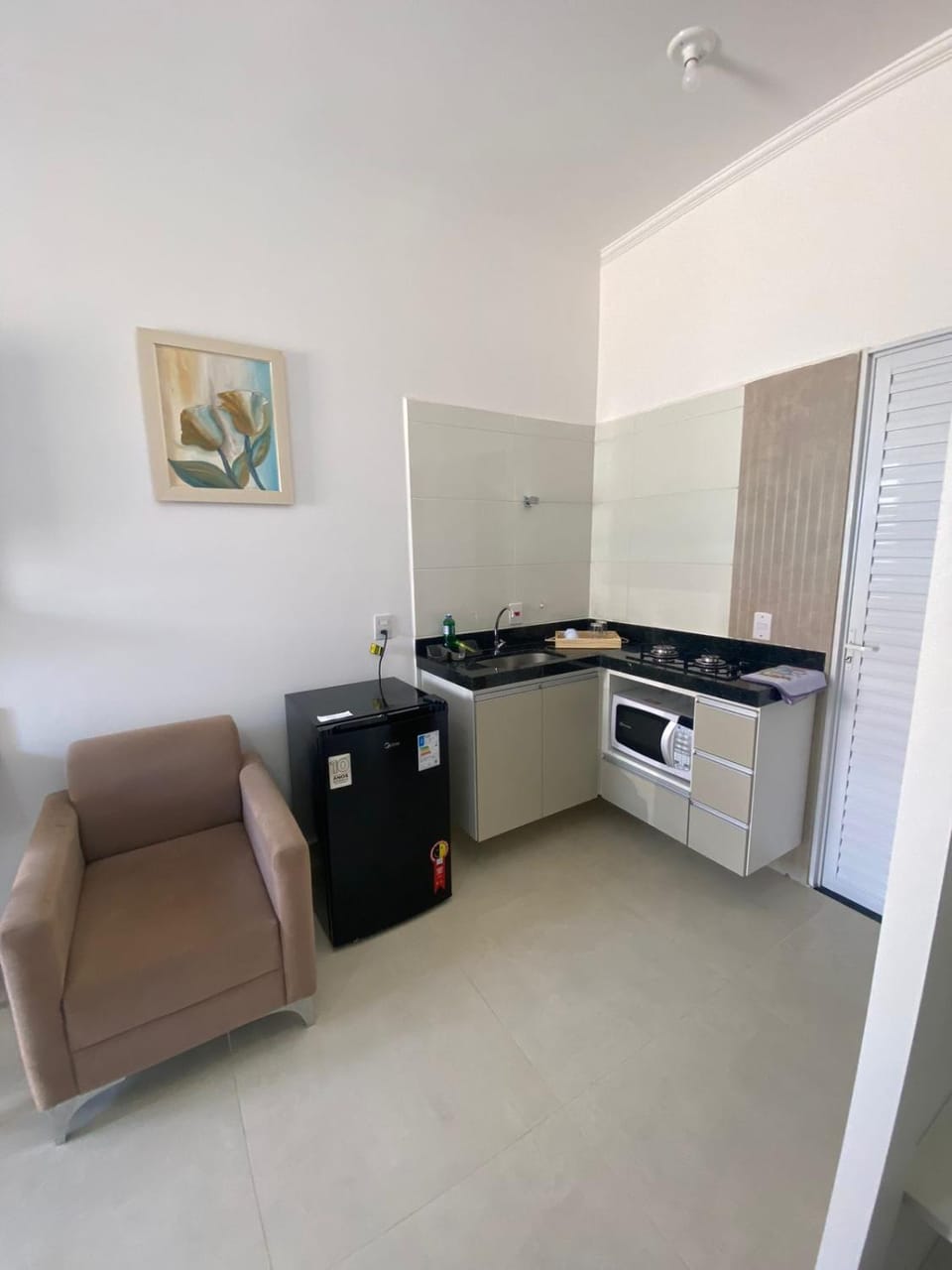 Kitchen or kitchenette, Living room, minibar, stove