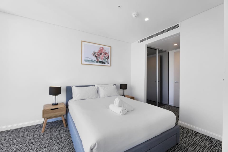 Luxe Oceanfront 1-Bed High Rise with Pool & Gym Apartment in Surfers Paradise