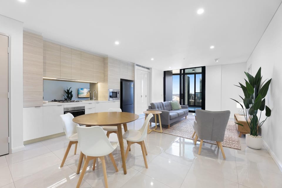 Luxe Oceanfront 1-Bed High Rise with Pool & Gym Apartment in Surfers Paradise