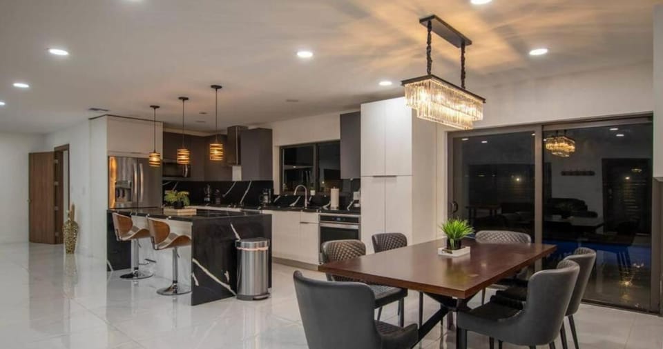 TV and multimedia, Kitchen or kitchenette, Living room, Seating area, Dining area