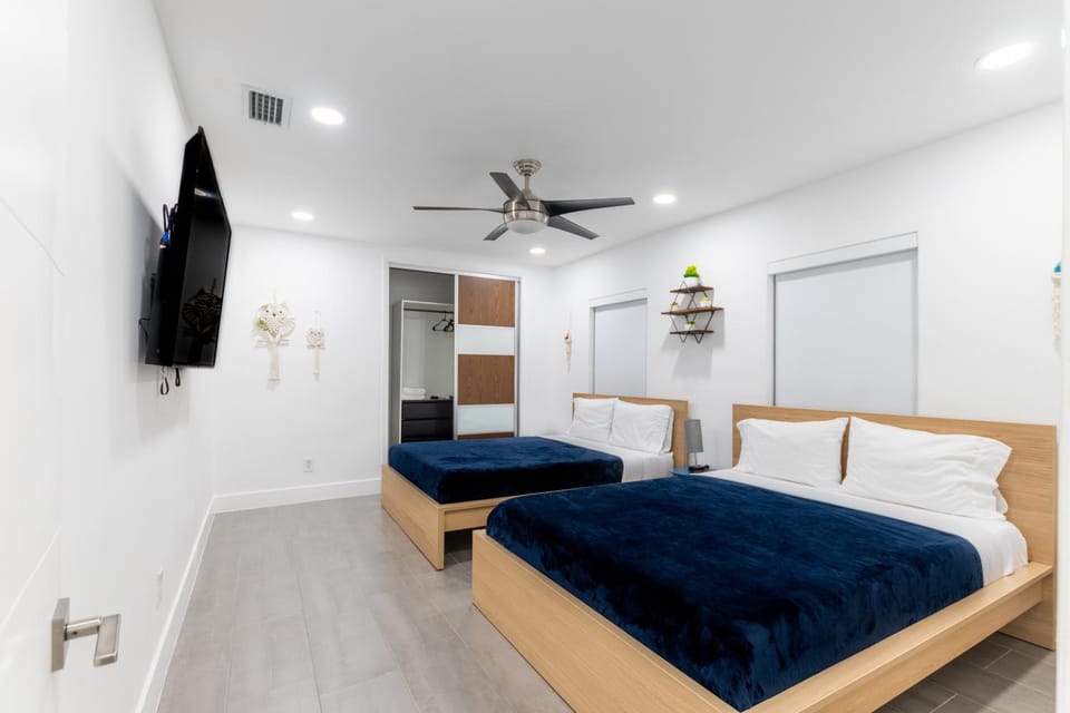 Bed, TV and multimedia, Bedroom, fireplace