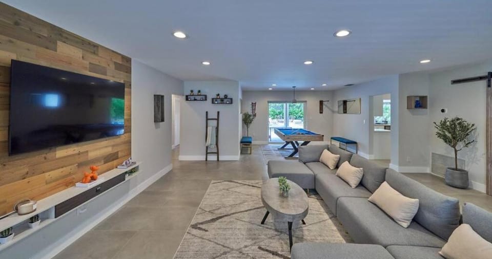 Communal lounge/ TV room, TV and multimedia, Evening entertainment