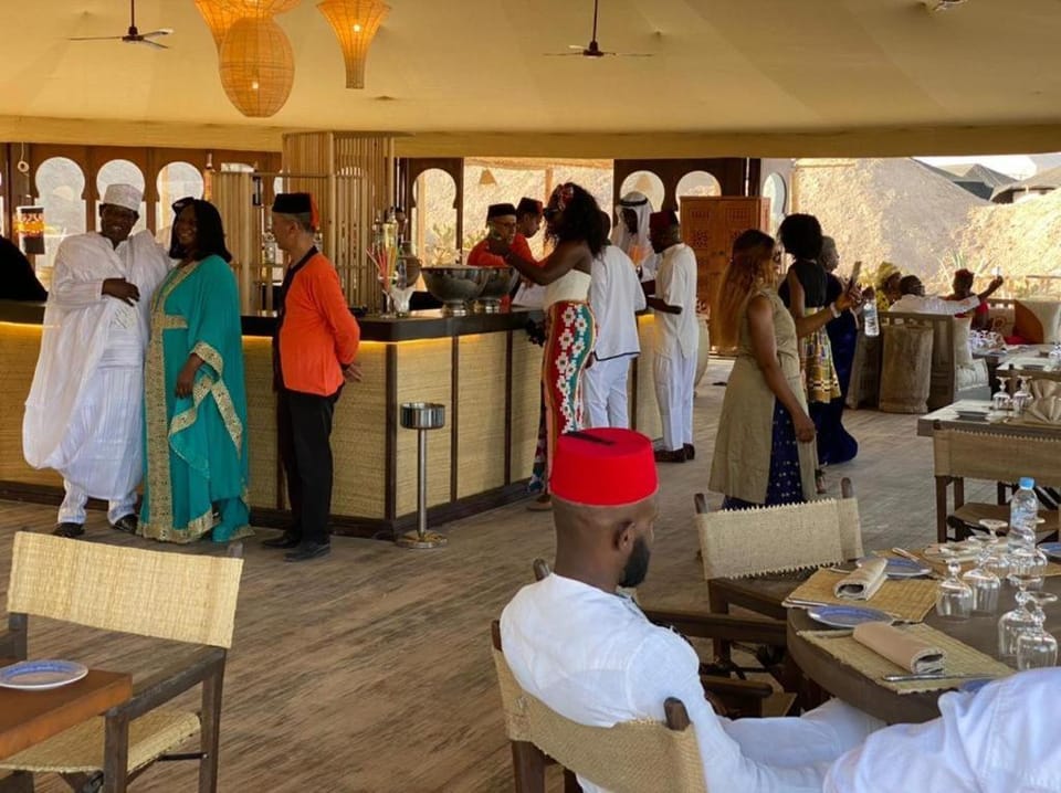 Restaurant/places to eat, People, Lounge or bar