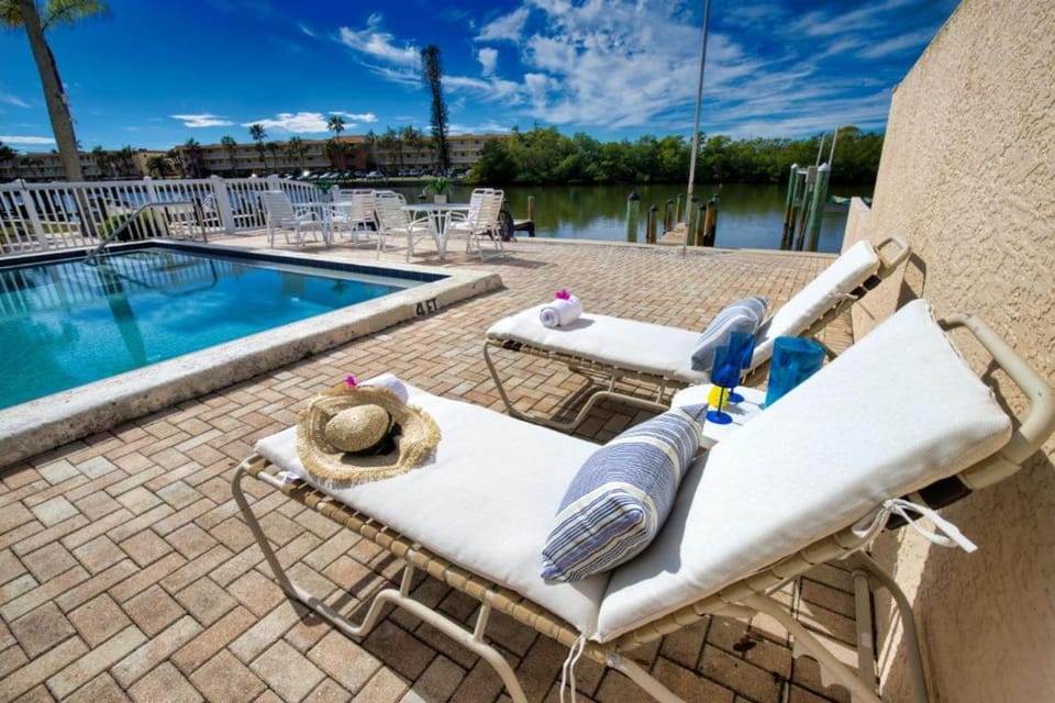 Manatee Key-Waterfront Minutes to Turtle Beach Apartment in Florida