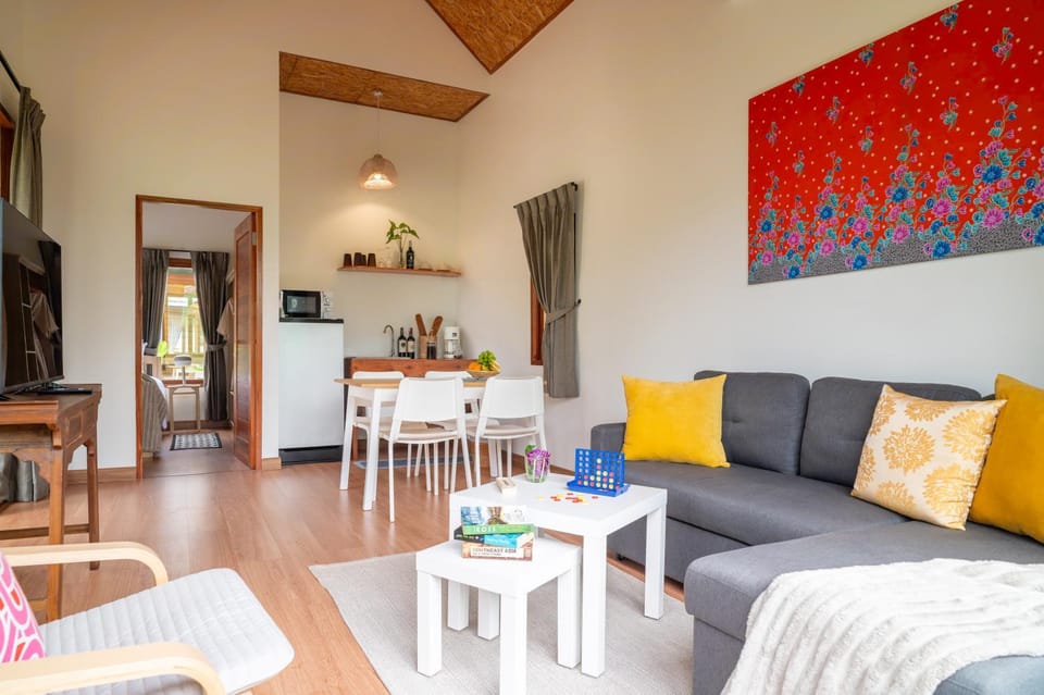 TV and multimedia, Kitchen or kitchenette, Living room, Seating area, Dining area, microwave, air conditioner
