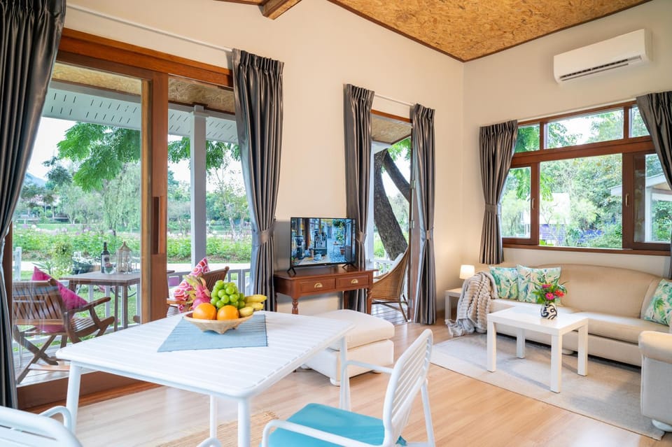 Garden, TV and multimedia, Balcony/Terrace, Living room, Seating area, Dining area, Garden view, air conditioner