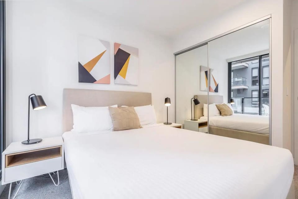 Executive Comfort Living Near La Trobe & RMIT Uni Apartment in Melbourne