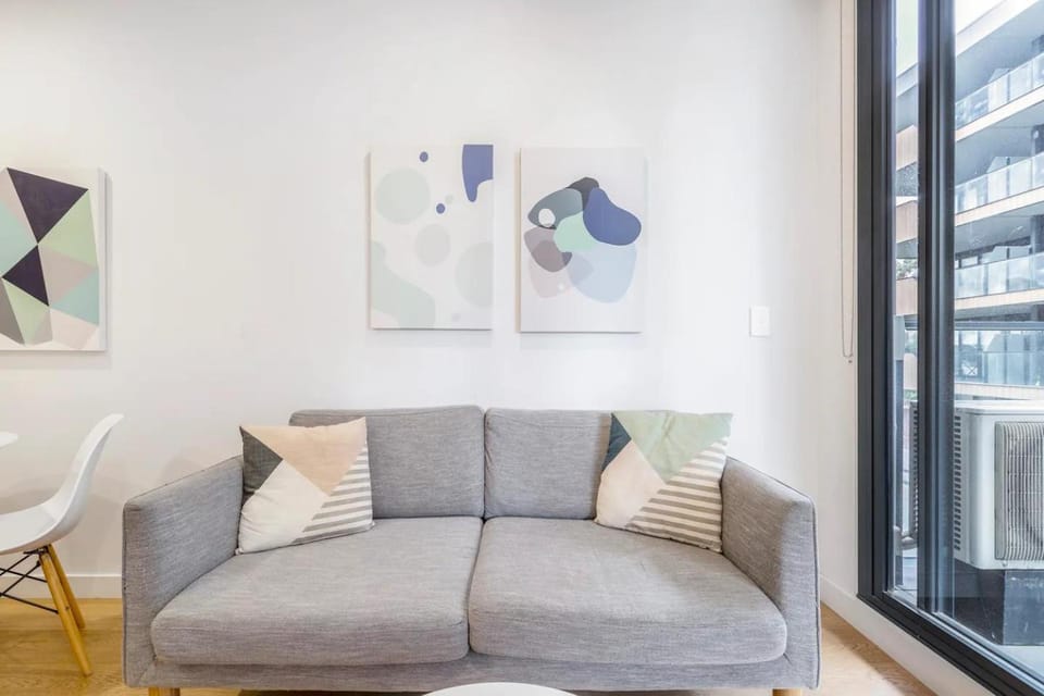 Executive Comfort Living Near La Trobe & RMIT Uni Apartment in Melbourne