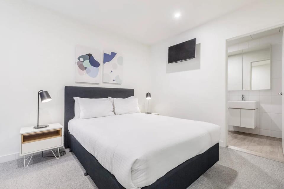 Executive Comfort Living Near La Trobe & RMIT Uni Apartment in Melbourne