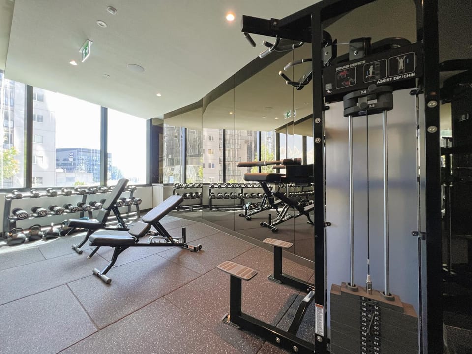 1 BRM 1 Study 1 BATH, Southern Cross Station, Flagstaff Garden Apartment in Melbourne