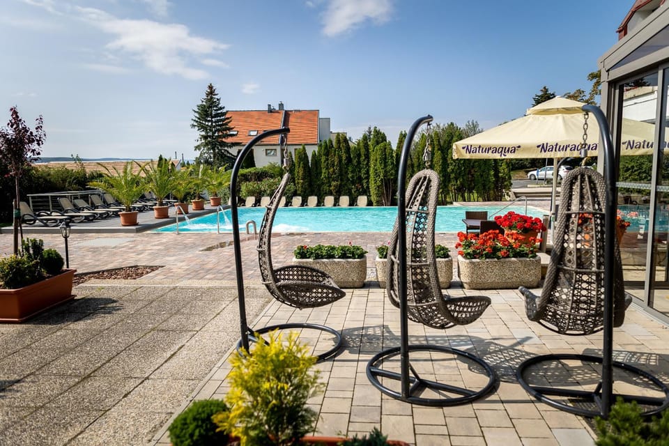 Property building, Spring, Summer, Garden, Balcony/Terrace, Other, Decorative detail, On site, Swimming pool, Drinks, Alcoholic drinks, Non alcoholic drinks