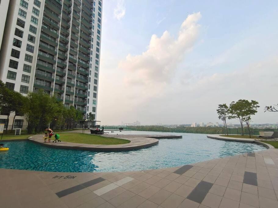 8Scape New Big Pool Netflix By STAY Apartment in Johor Bahru