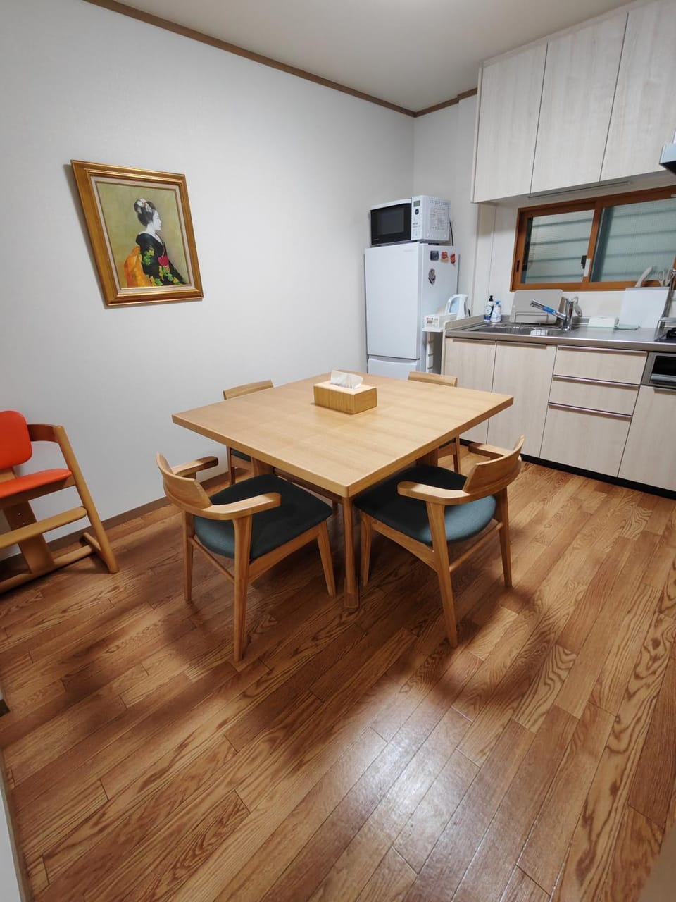 Kitchen or kitchenette, Dining area