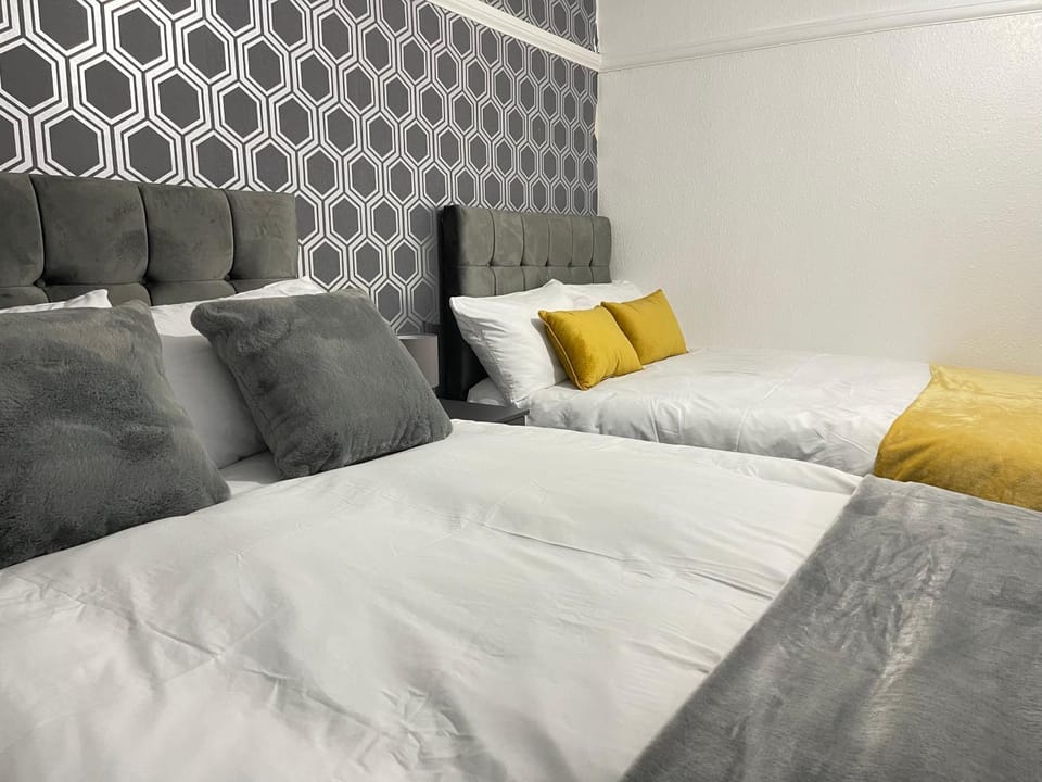 Easystays The Hidden Gem Large Basic Home Can Sleep 15 Apartment in Leicester