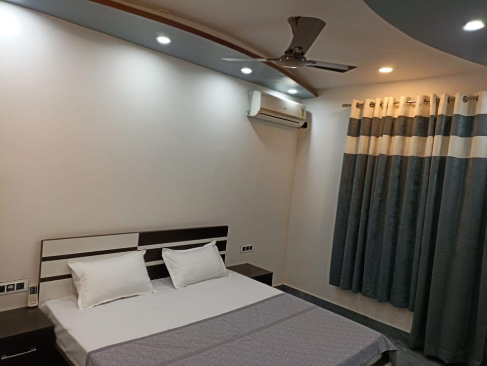 Bed, Photo of the whole room, Bedroom, air conditioner