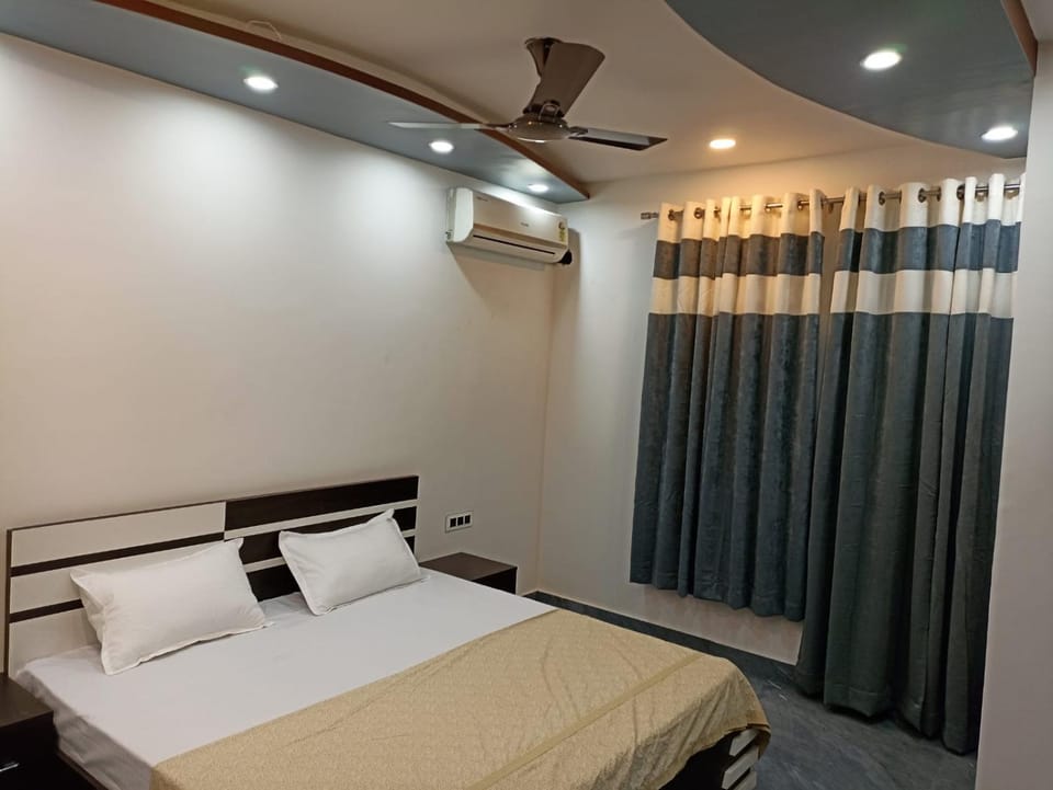 Bed, Photo of the whole room, Bedroom, air conditioner