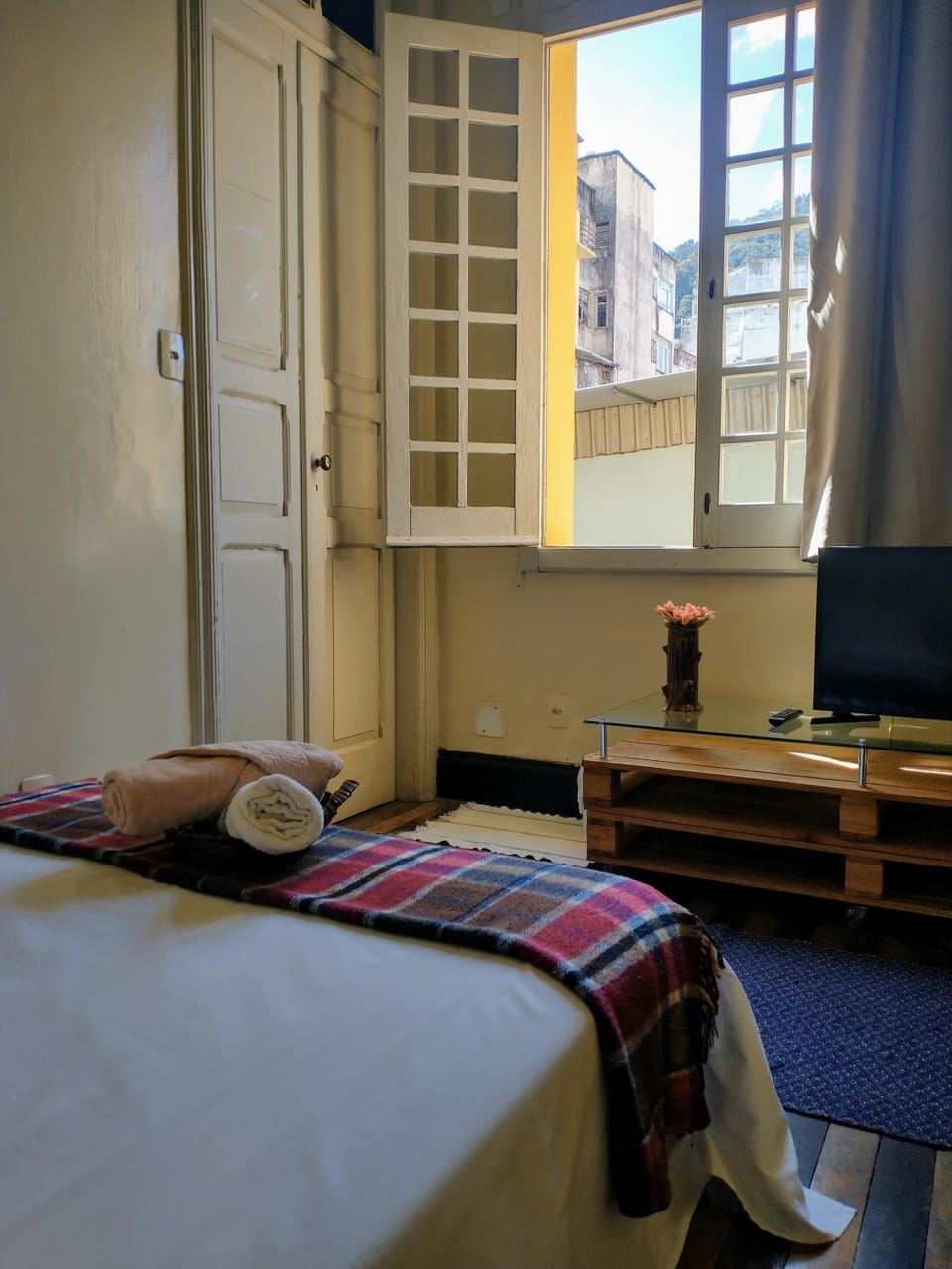 Bed, TV and multimedia, Bedroom